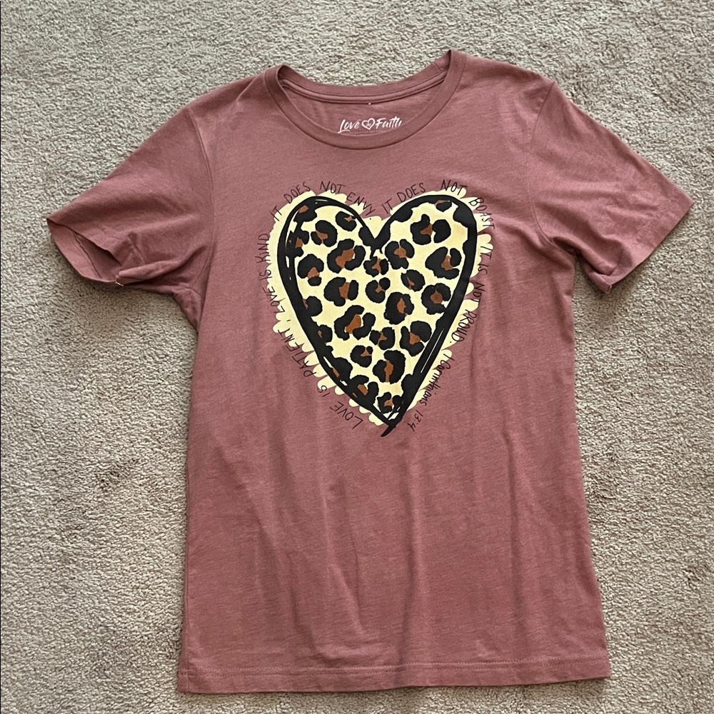 Love & Faith Dusty Rose Leopard Heart Short Sleeve Tee- size Small, EUC
